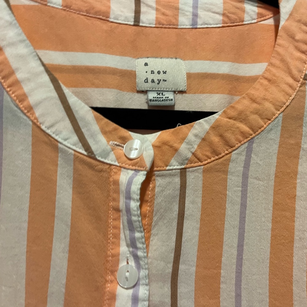 Perfect lightweight button down with a great stripe pattern & perfect condition.